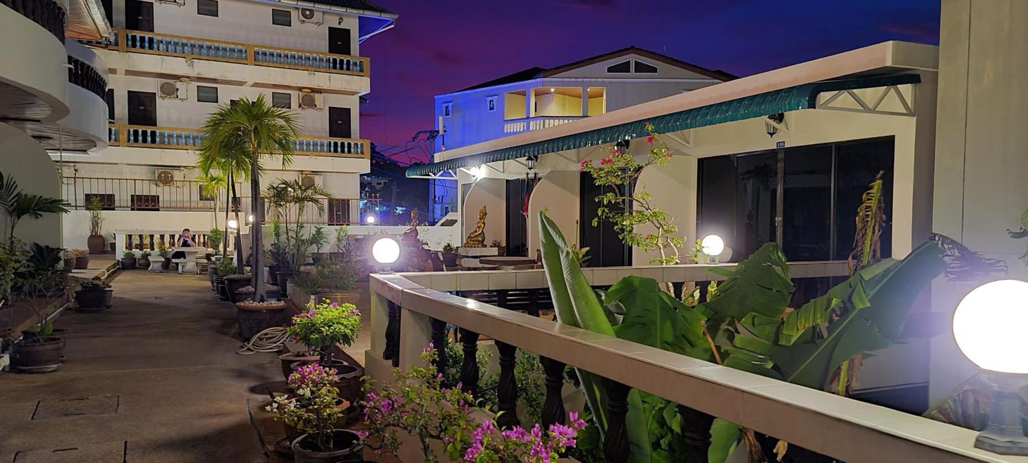 Blue Sky Residence Patong Esterno foto
