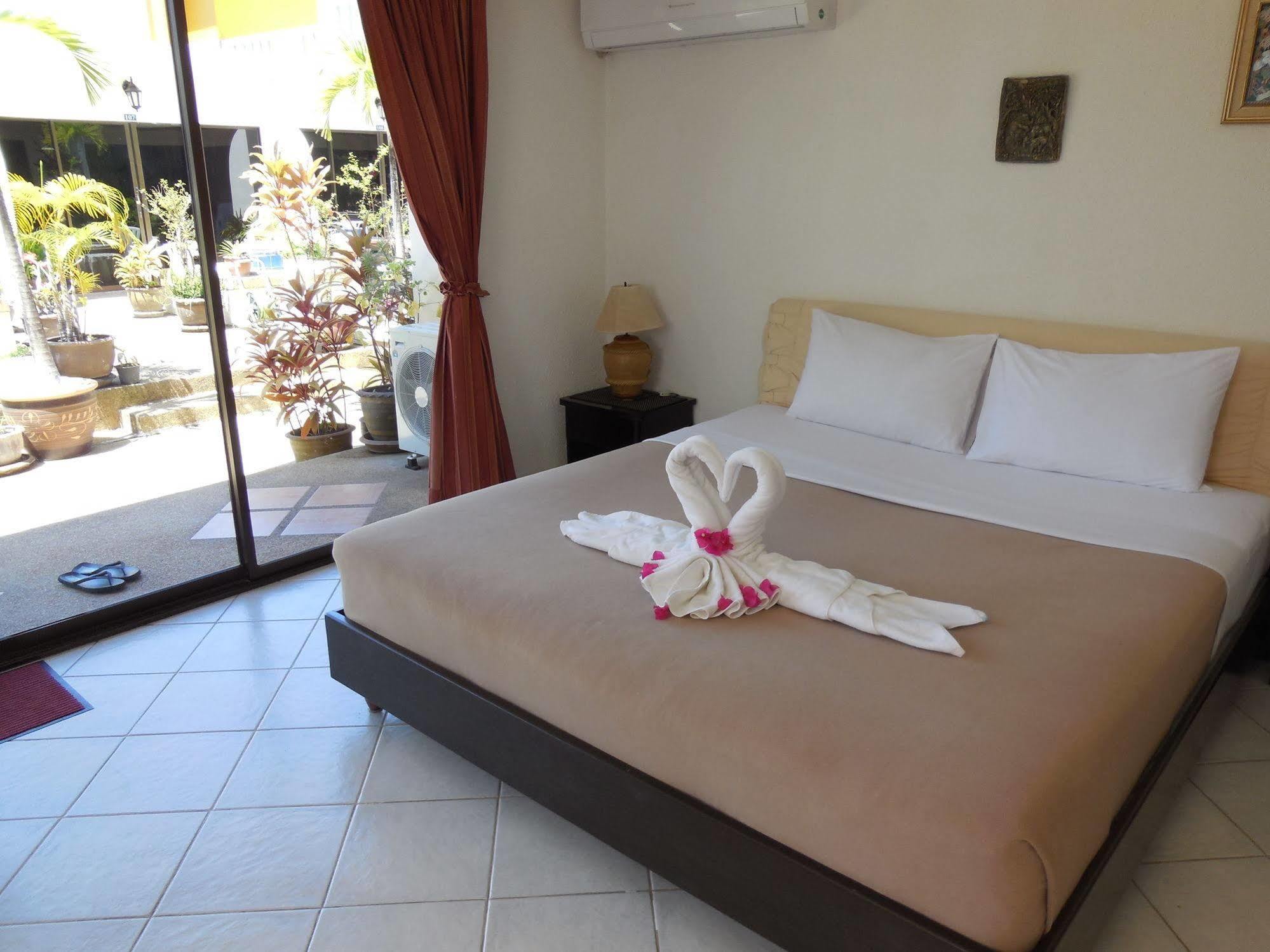 Blue Sky Residence Patong Esterno foto