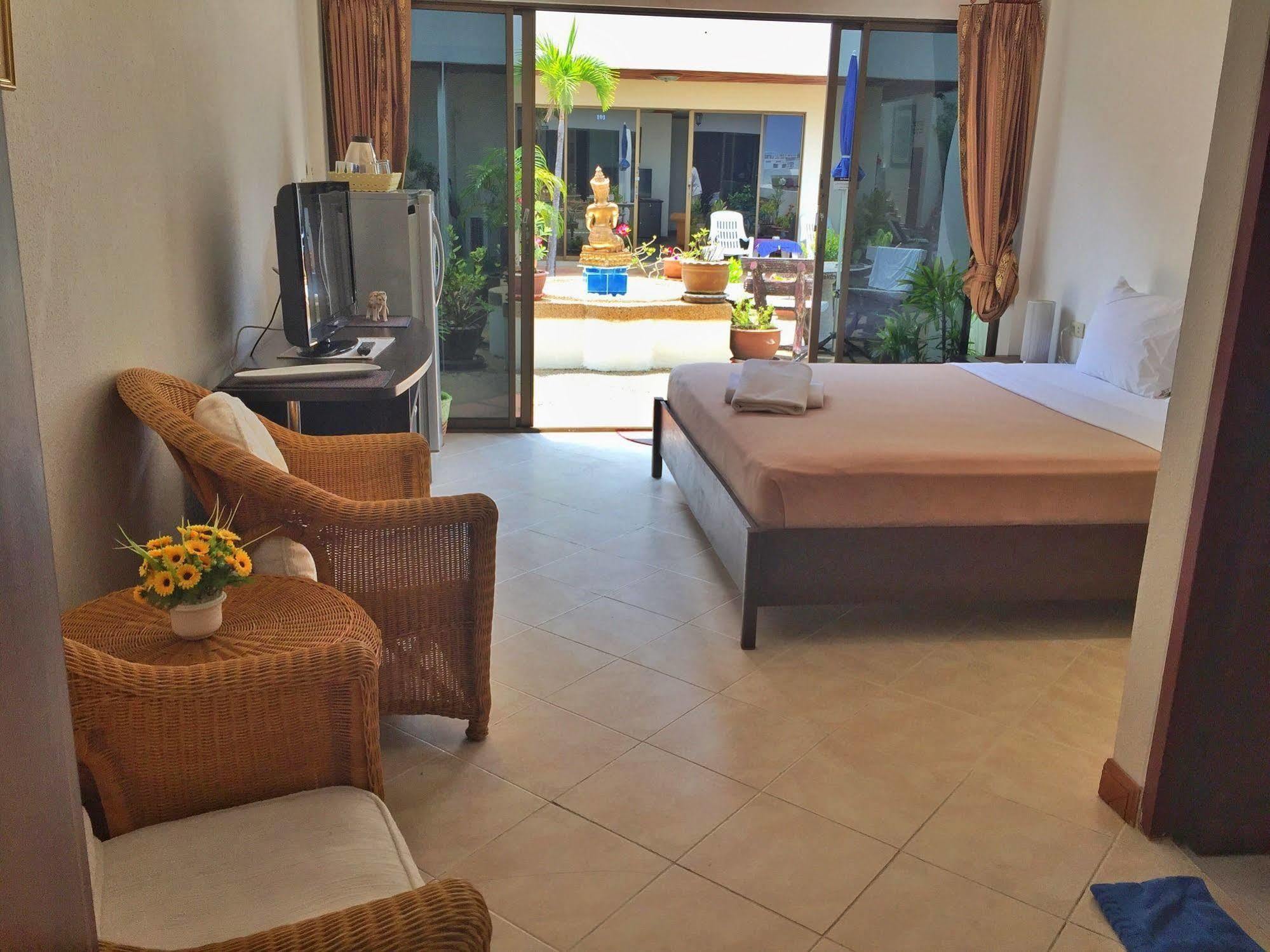 Blue Sky Residence Patong Esterno foto