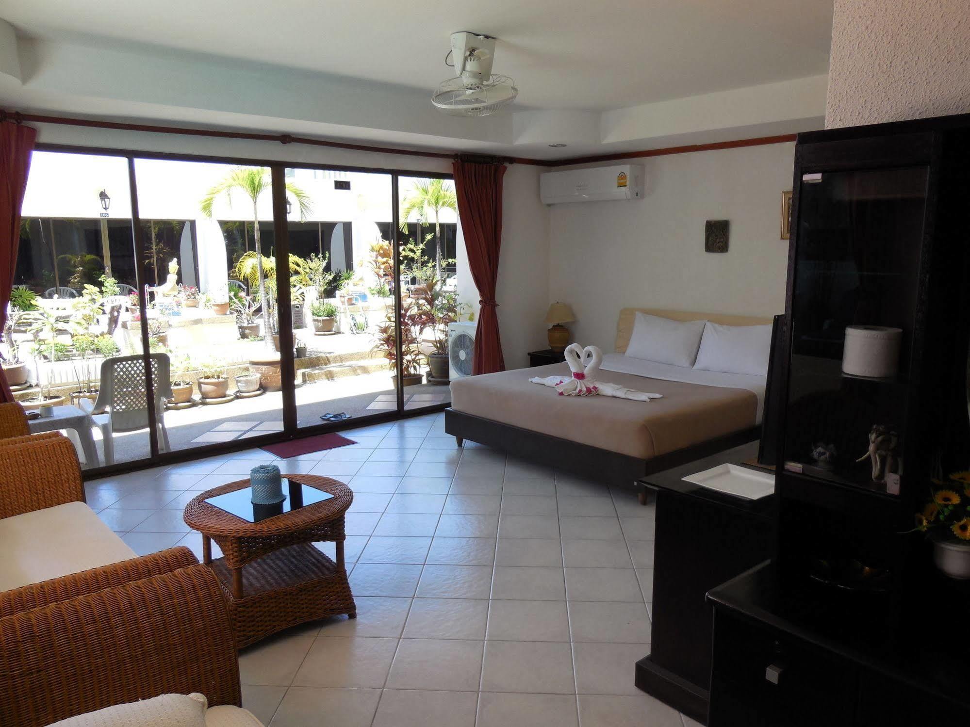 Blue Sky Residence Patong Esterno foto