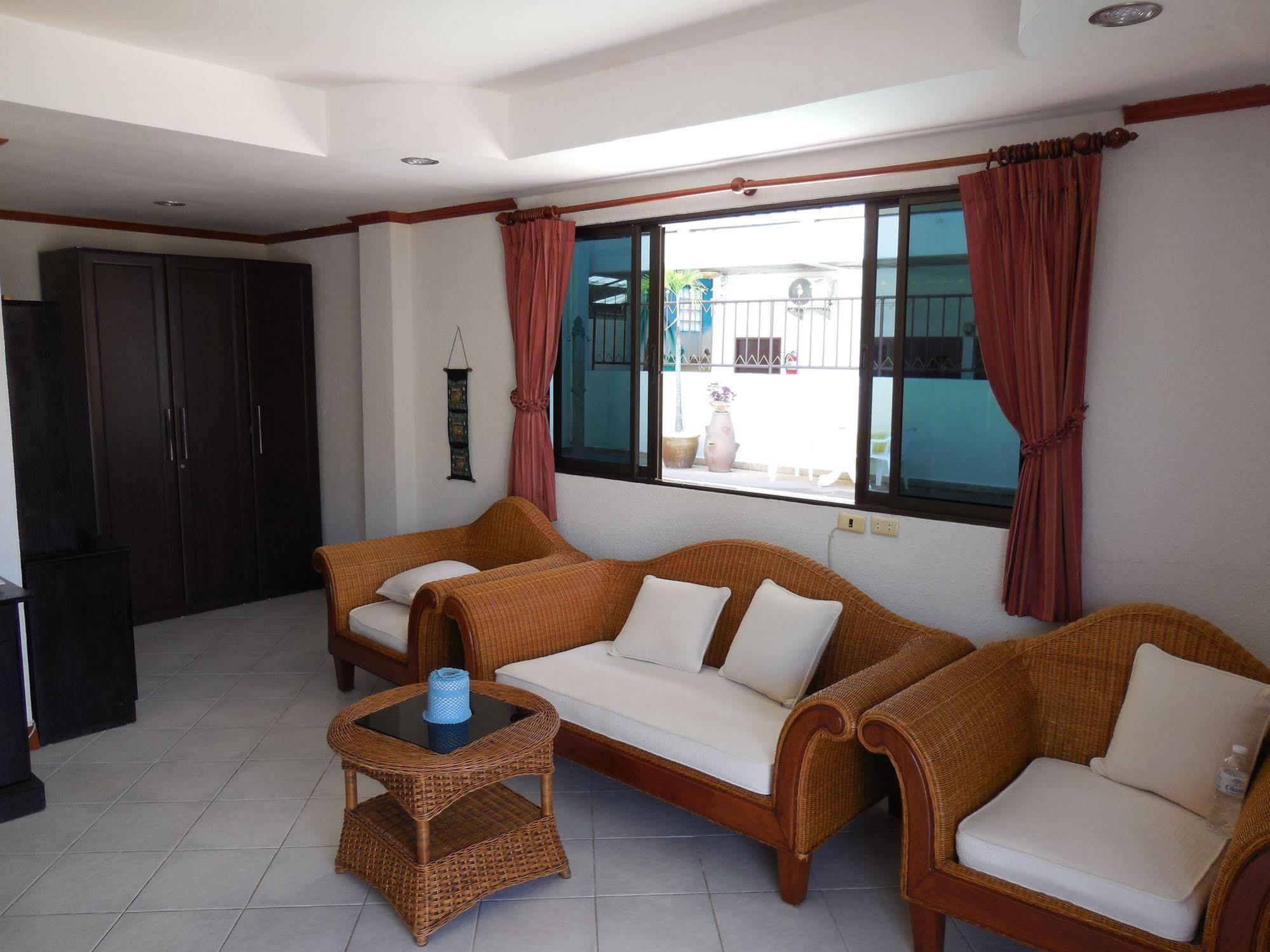 Blue Sky Residence Patong Esterno foto