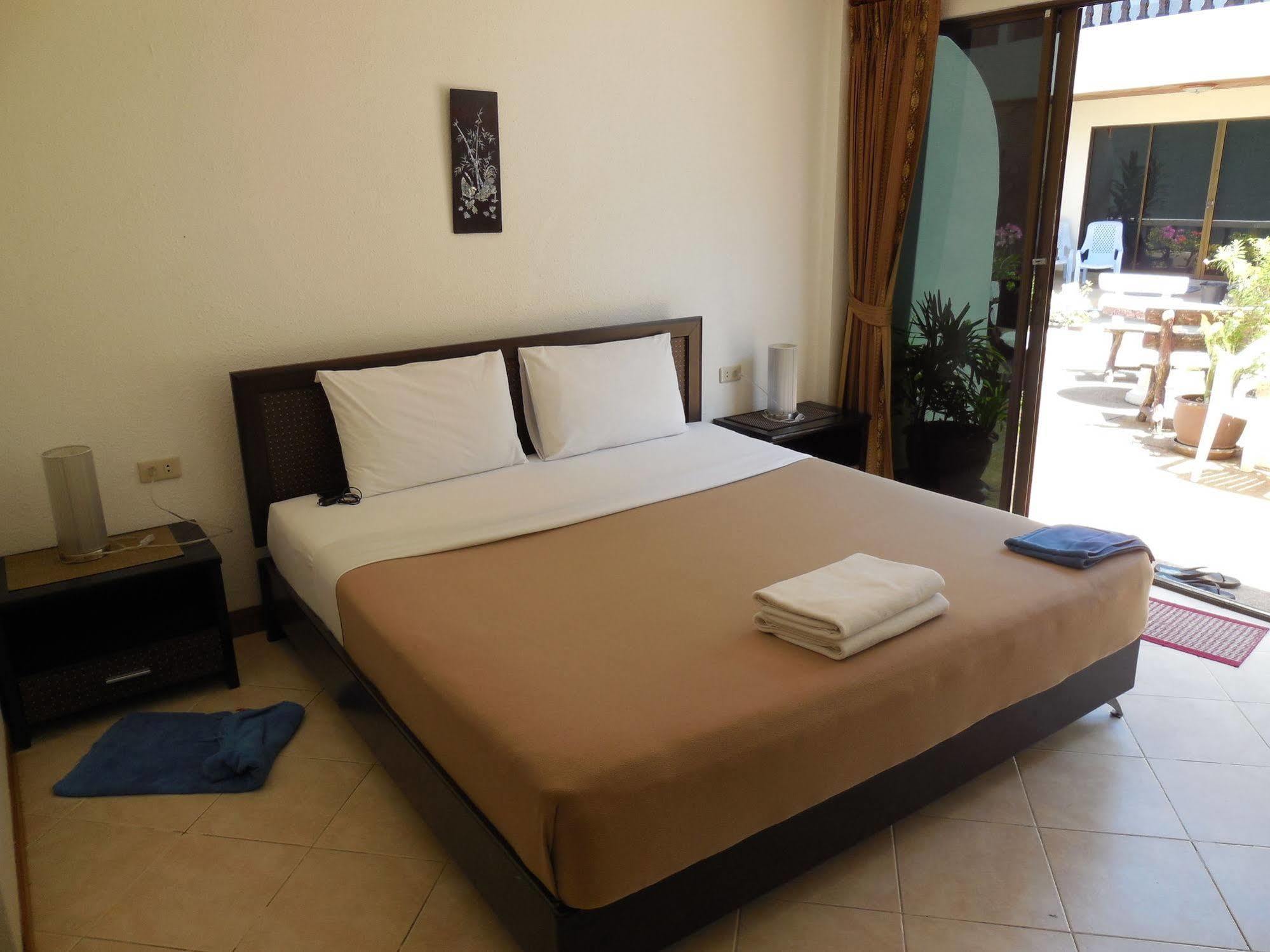 Blue Sky Residence Patong Esterno foto