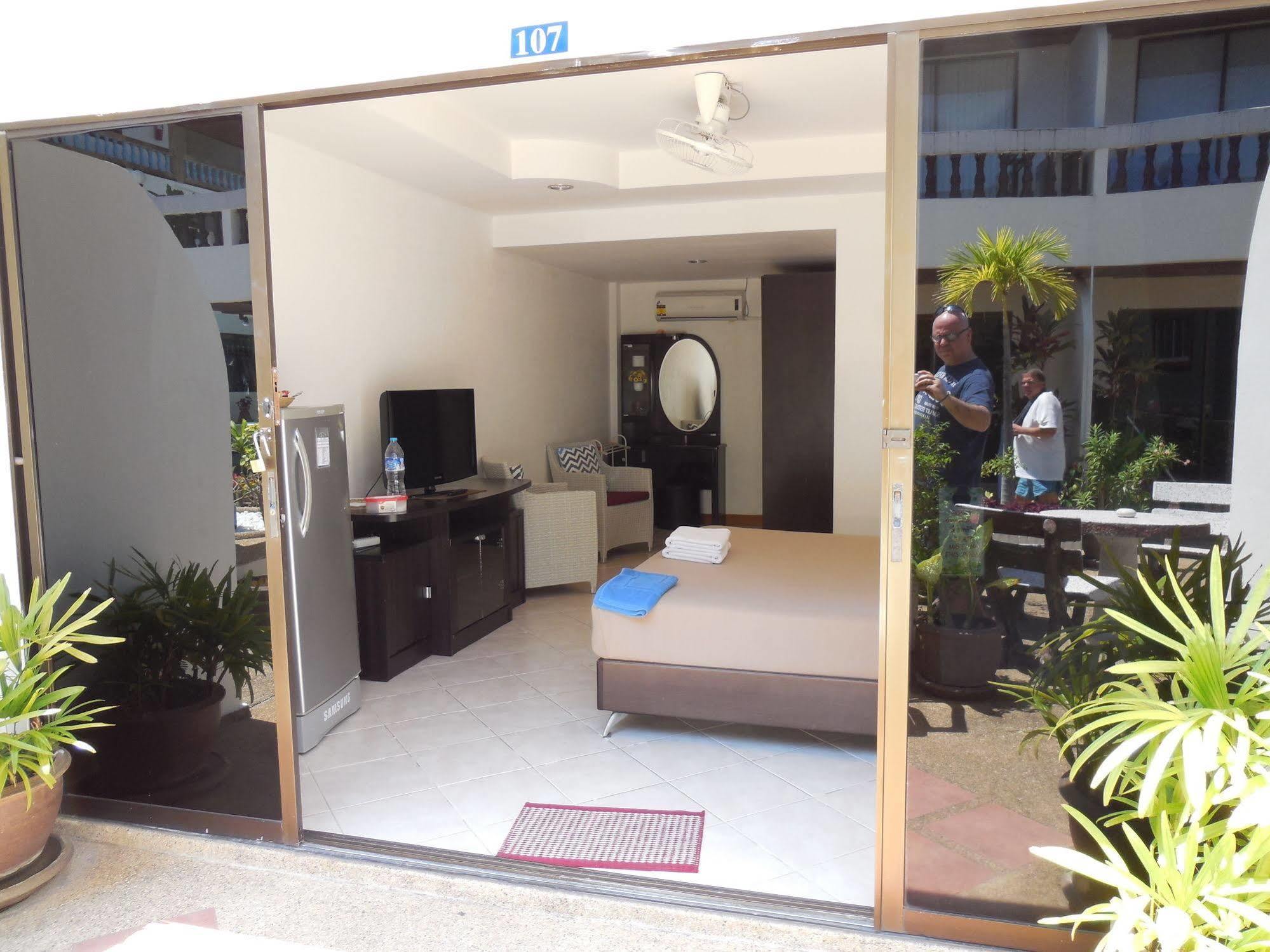Blue Sky Residence Patong Esterno foto